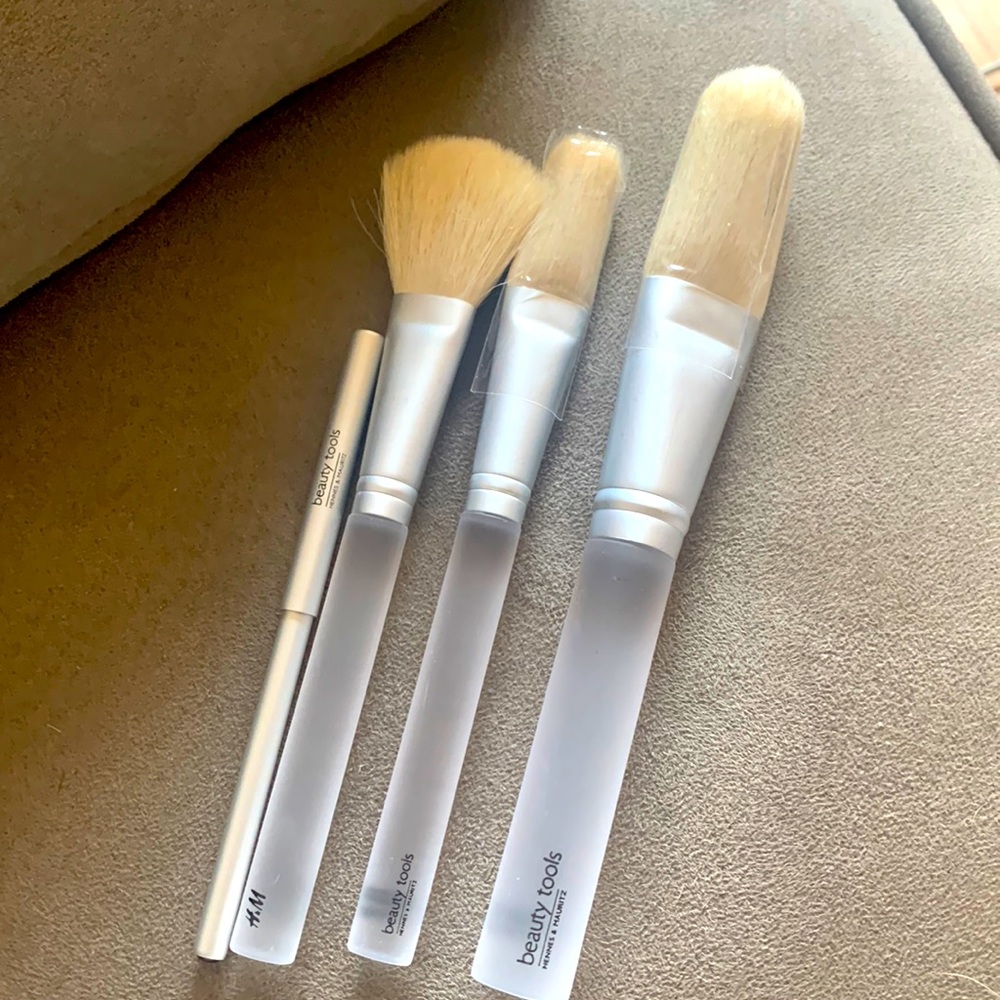 H&M makeup brushes ๐๐๐ - Picture 1 of 2